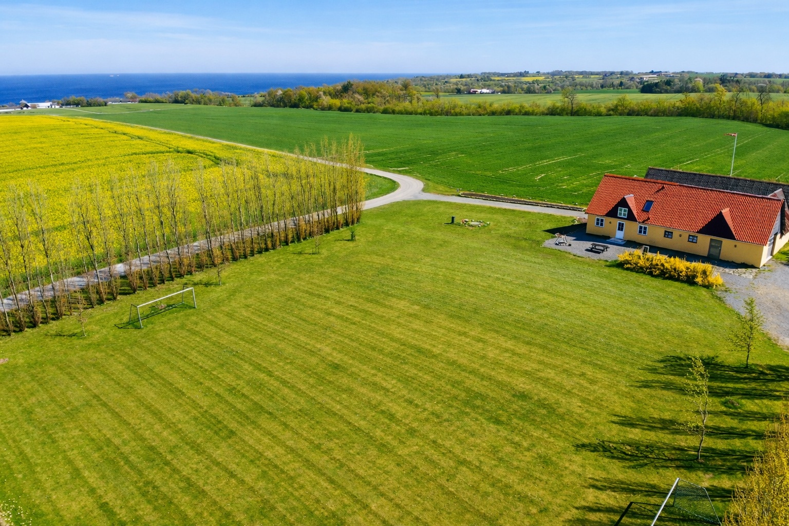 Solhjem Bornholm med stor privat have nær Gudhjem